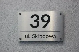 tabliczka-adresowa-aluminiowa-40x30-duza-dystanse