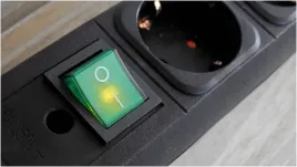 przedluzacz-z-plaska-wtyczka-listwa-zasilajaca-4-gniazda-czarny-2m