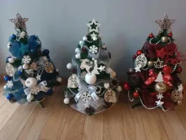 choinka-mala-w-worku-z-dekoracja-ubrana-dekorowana-z-lampkami-60-cm-juta