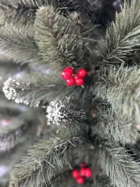 choinka-sztuczna-sosna-smukla-180cm-z-galazkami-zurawiny-waska-w-szpic-slim