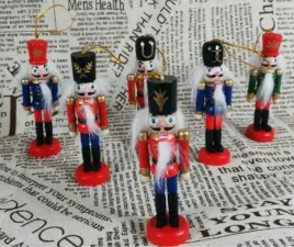 drewniany-dziadek-do-orzechow-zawieszka-na-choinke-6szt