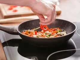 patelnia-z-powloka-nieprzywierajaca-na-indukcje-i-gaz-valdinox-aurum-24-cm