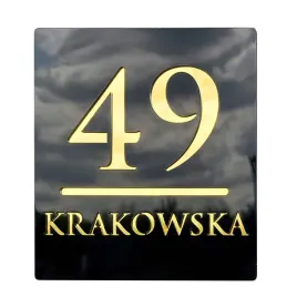 nowoczesna-tabliczka-adresowa-z-numerem-domu-i-ulica-wykonczona-w-czarnym-polysku-ze-zlotymi-detalami