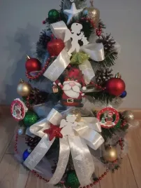 choinka-mala-dla-dziecka-z-dekoracja-ubrana-z-lampkami-50-cm-kolorowa