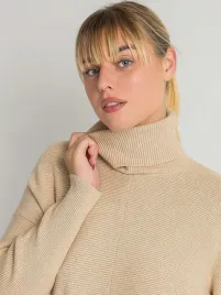 golf-sweter-damski-z-wiskoza-w-prazek-dlugi-rekaw-zaokraglony-tyl-bezowy-m