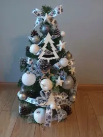 choinka-mala-w-worku-z-dekoracja-ubrana-dekorowana-z-lampkami-60-cm-juta