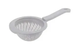 cedzak-z-raczka-durszlak-plastikowy-maly-aston-15-cm-szary-jasny