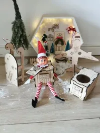 elf-psotnik-maskotka-on-shelf-behaving-badly-zabawa-adwentowa-krasnal-skrza