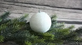 bombka-ozdoba-choinkowa-eurofirany-nina-8cm-biala