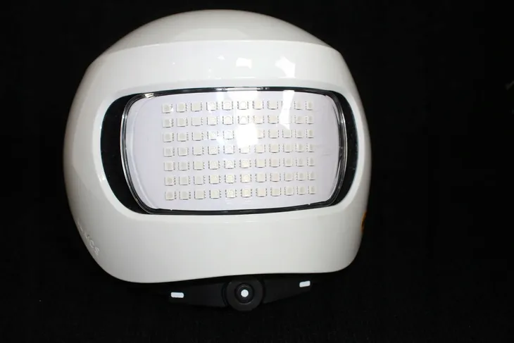 kask-rowerowy-miejski-lumos-matrix-z-oswietleniem-led-panel-matrycowy-marka-lumos