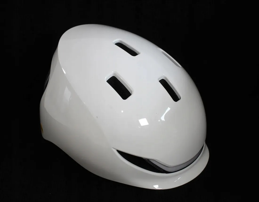 kask-rowerowy-miejski-lumos-matrix-z-oswietleniem-led-panel-matrycowy-stan-powystawowy