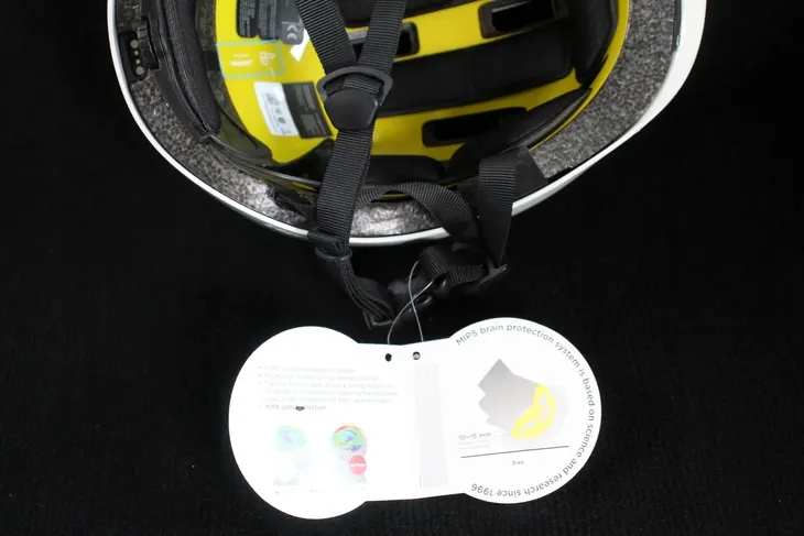 kask-rowerowy-miejski-lumos-matrix-z-oswietleniem-led-panel-matrycowy-waga-600-g