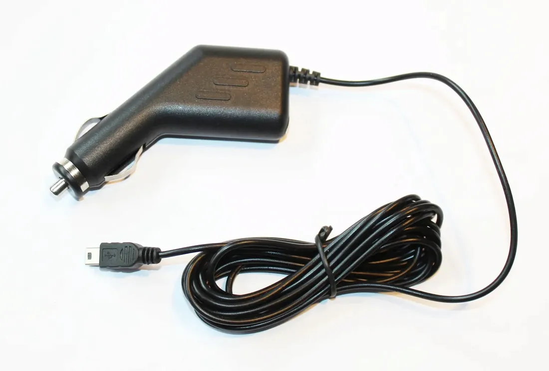 ladowarka-samochodowa-miniusb-12-24v-5v-1a