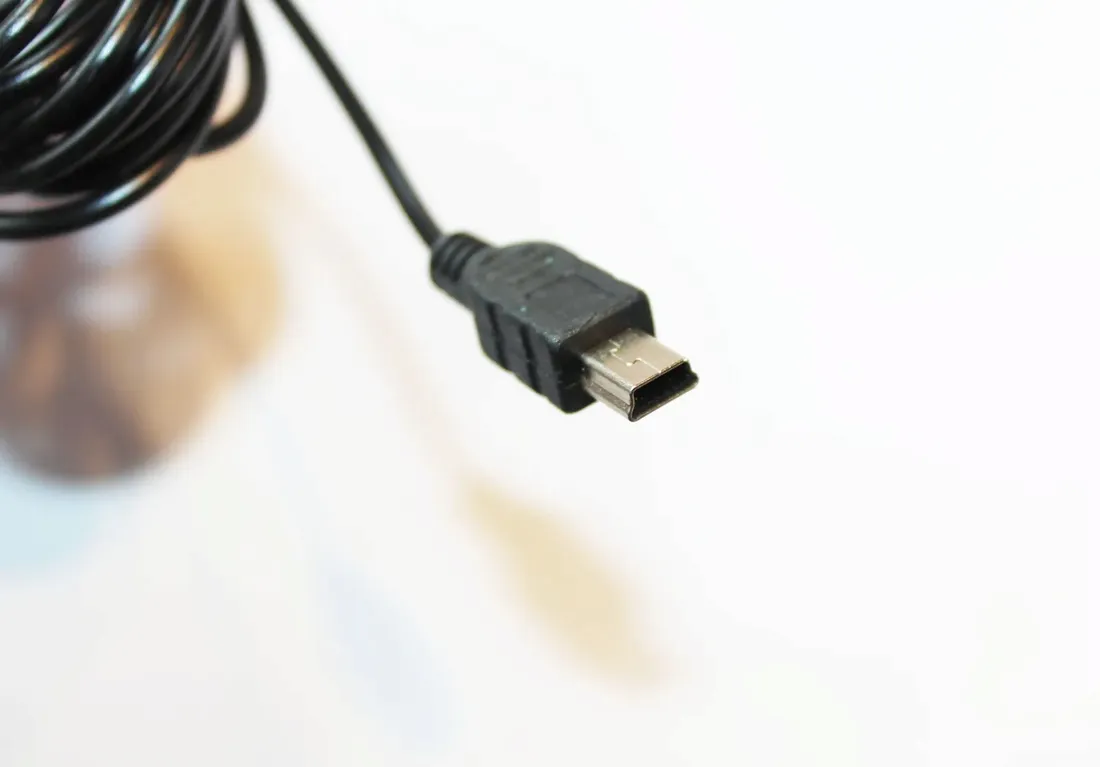 ladowarka-samochodowa-miniusb-12-24v-5v-1a