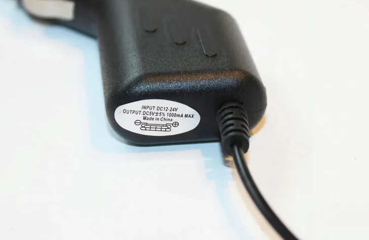 ladowarka-samochodowa-miniusb-12-24v-5v-1a-stan-nowy-marka-adapter