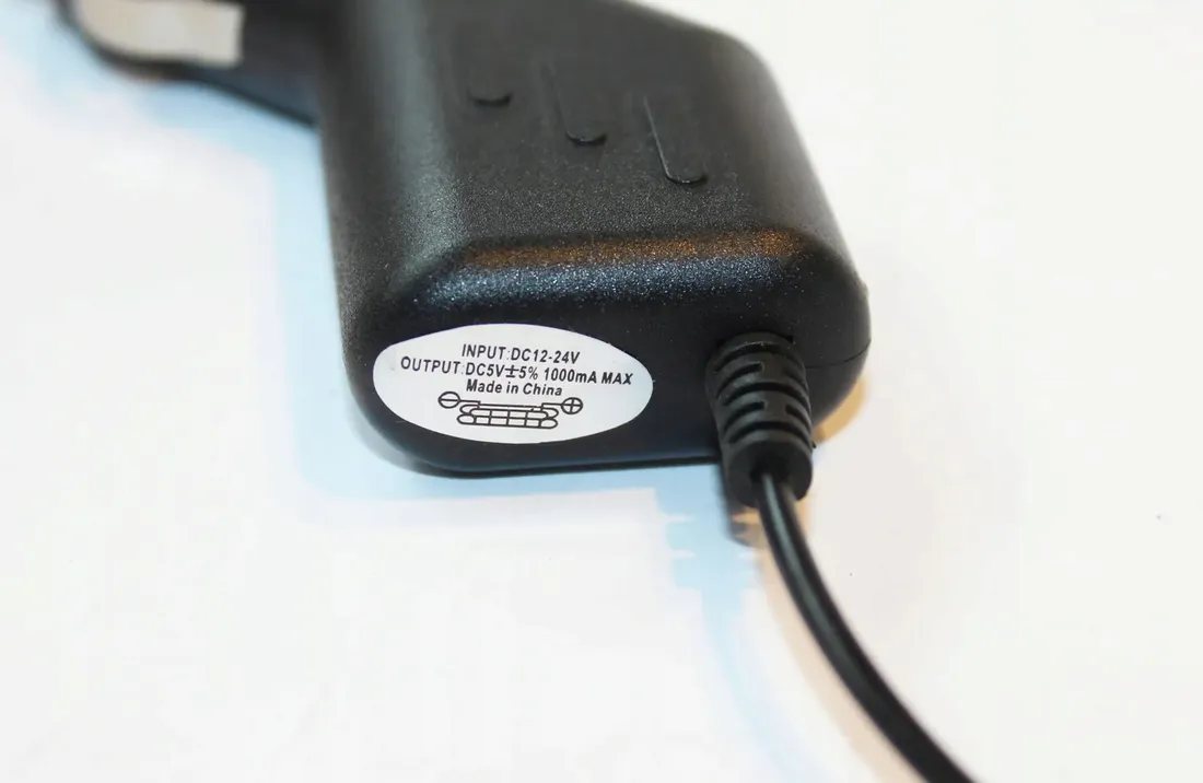 ladowarka-samochodowa-miniusb-12-24v-5v-1a