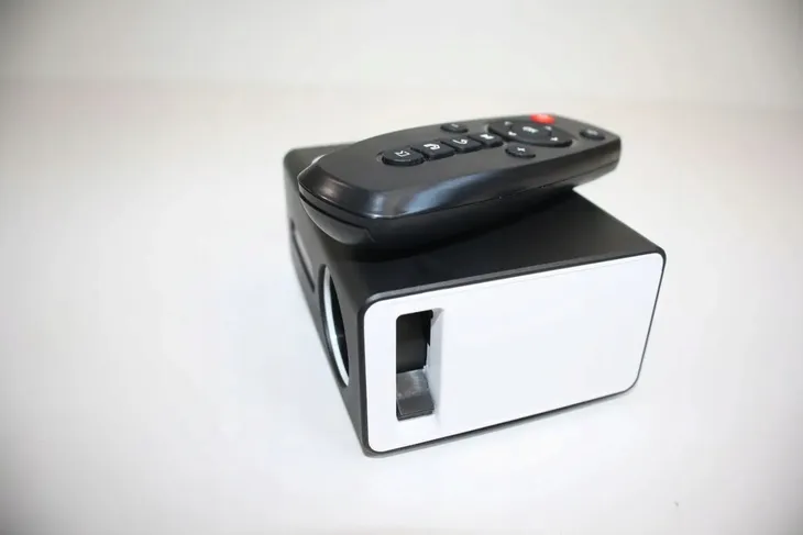 mini-przenosny-projektor-padzuo-kolor-bialy