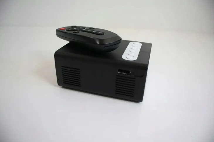 mini-przenosny-projektor-padzuo-zlacza-hdmi-usb-zlacze-kompozytowe