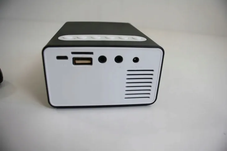 mini-przenosny-projektor-padzuo-zalaczone-wyposazenie-kabel-av