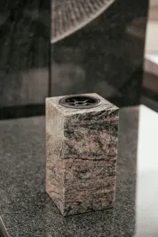 ekskluzywny-wazon-granitowy-na-grob-wazon-na-pomnik-himalaya-28cm