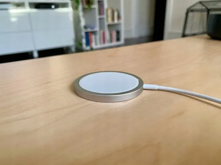 magsafe-ladowarka-indukcyjna-do-iphone-apple-przewod-w-zestawie-tak