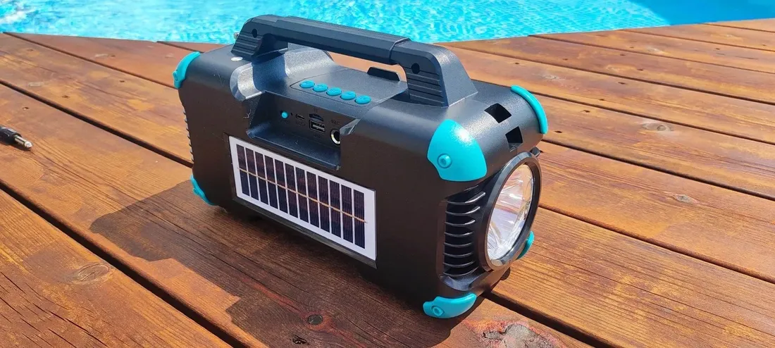 glosnik-bluetooth-solarny-panel-latarka-mikrofon-stan-nowy