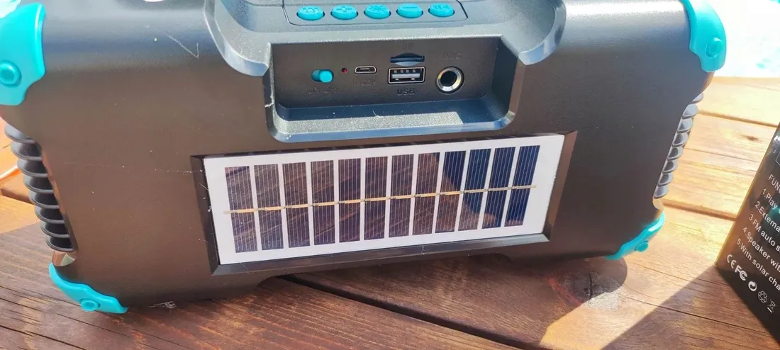 glosnik-bluetooth-solarny-panel-latarka-mikrofon