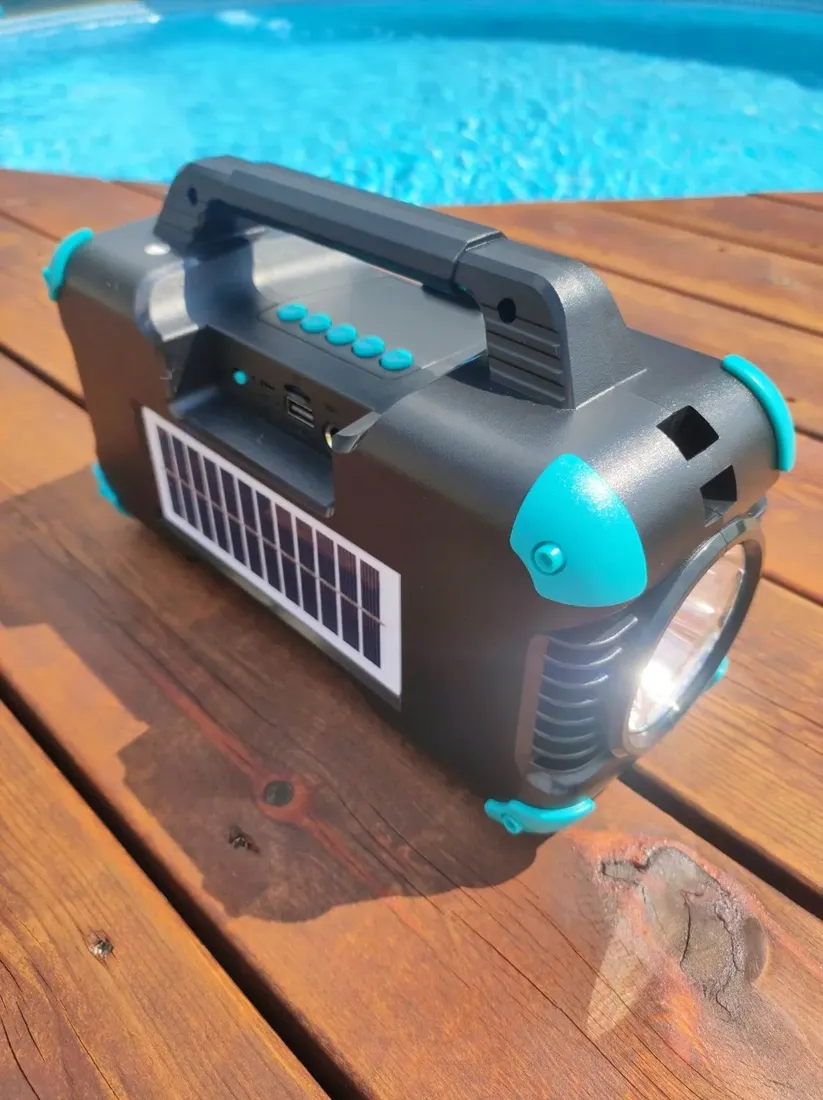 glosnik-bluetooth-solarny-panel-latarka-mikrofon-stan-nowy