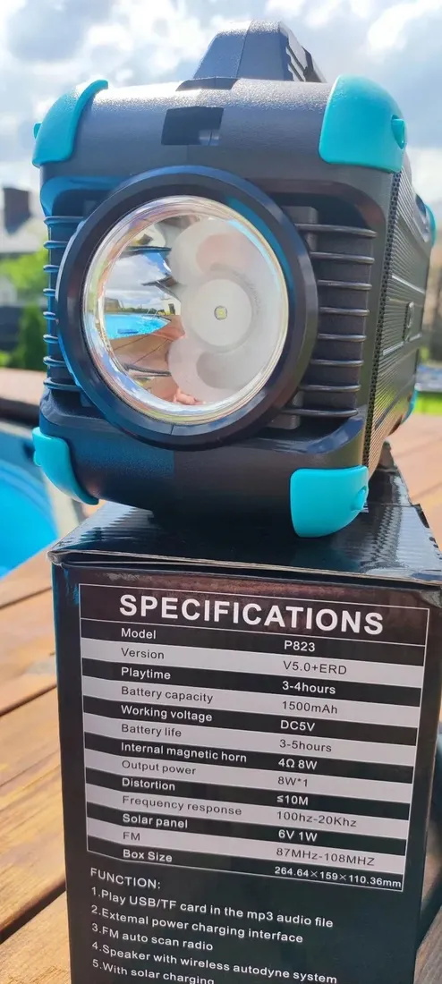 glosnik-bluetooth-solarny-panel-latarka-mikrofon