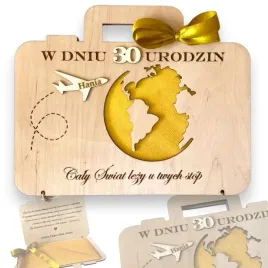 prezent-na-urodziny-drewniana-kartka-grawer-personalizowana-walizka