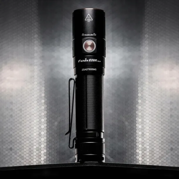latarka-led-fenix-e28r-v2-0-zasilanie-akumulatorowe