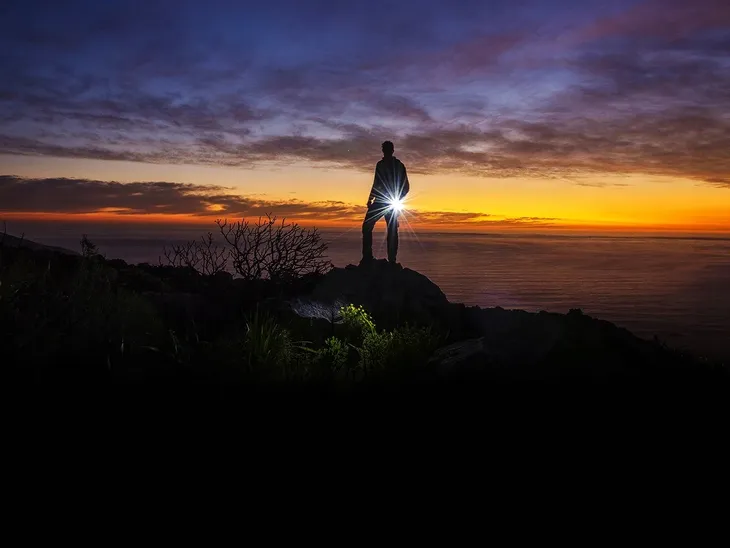 latarka-led-fenix-ld22-v2-0-cechy-dodatkowe-klips-do-mocowania-kurzoodpornosc-linka-mocujaca-ladowanie-usb-o-ring-wodoodpornosc-wstrzasoodpornosc