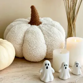 biala-poduszka-dekoracyjna-dynia-ozdoba-na-halloween-25x25cm