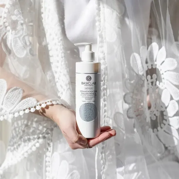 basiclab-dermatologiczna-emulsja-myjaca-do-skory-ultrawrazliwej-300-ml-marka-basiclab-dermocosmetics