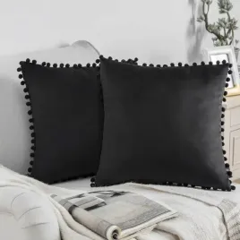 stylowa-czarna-poszewka-welur-pompony-prezent-40x40-boho-ozdoba-wnetrza