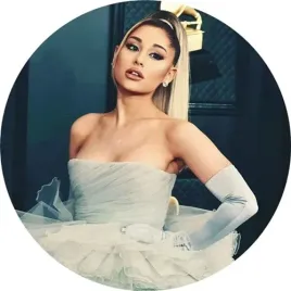 ariana-grande-oplatek-na-tort-z-napisem-urodziny