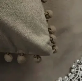 stylowa-kawowa-poszewka-welur-pomponiki-prezent-40x40-boho-ozdoba-wnetrza