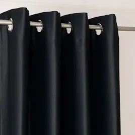 zaslona-zaciemniajaca-140x250-blackout-100percent-przelotki-kolka-czarna