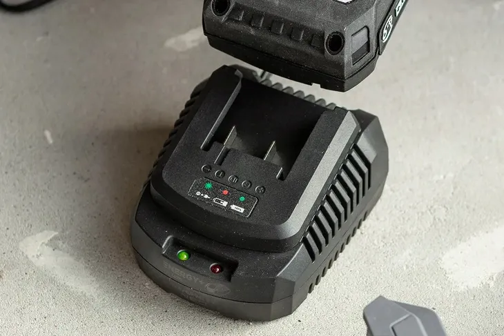 akumulator-li-ion-graphite-18-v-4-ah-napiecie-v-18-v