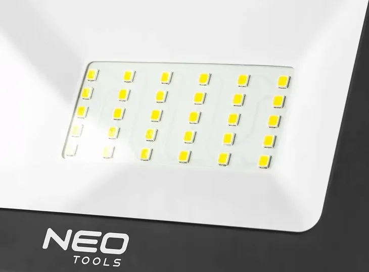 neo-reflektor-lampa-halonen-30w-led-2700lm-statyw-99-059-moc-znamionowa-30-w