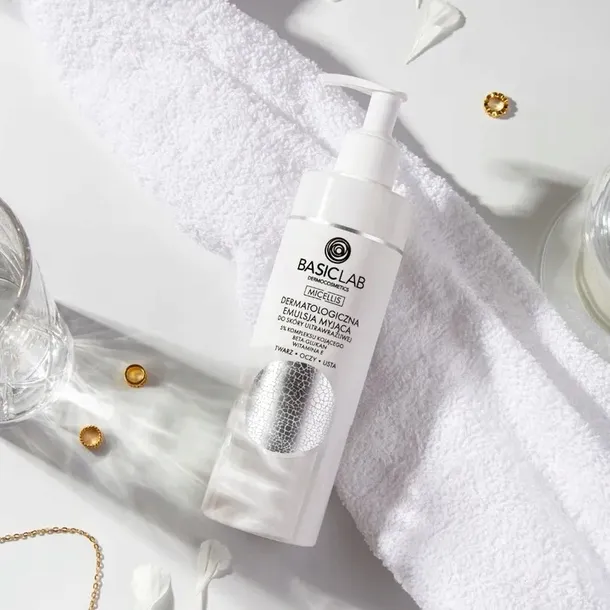 basiclab-dermatologiczna-emulsja-myjaca-do-skory-ultrawrazliwej-300-ml-marka-basiclab-dermocosmetics