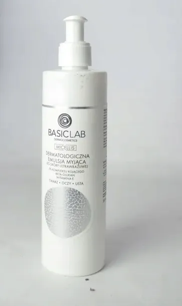 basiclab-dermatologiczna-emulsja-myjaca-do-skory-ultrawrazliwej-300-ml-opakowanie-butelka-z-pompka