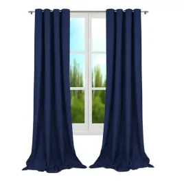 zaslona-gladka-polzaciemniajaca-250x145-na-przelotkach-granatowa