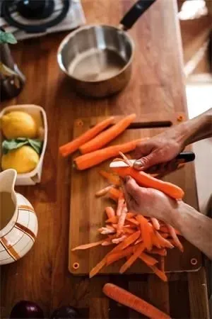 fiskars-noz-do-obierania-functional-form-stan-nowy-linia-functional-form