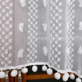 firana-z-pomponami-300x150-firanka-sable-do-salonu-biala-w-luk