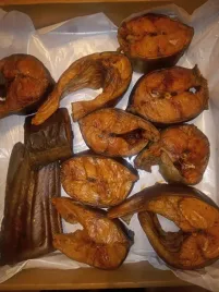 sum-wedzony-kawalki-na-goraco-wedzony-drzewem