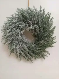osniezony-wianek-swiateczny-sztuczny-dekoracyjny-elegancki