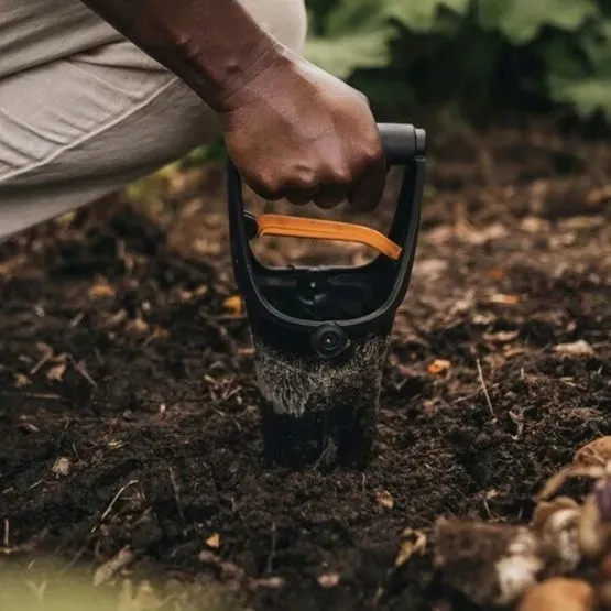 sadzarka-do-sadzonek-solid-fiskars-material-uchwytu-tworzywo-sztuczne