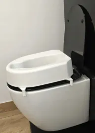 nakladka-na-sedes-po-operacji-biodra-osob-starszych-niepelnosprawnych-wc