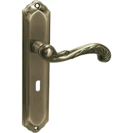 retro-klamka-na-szyldzie-dlugim-na-klucz